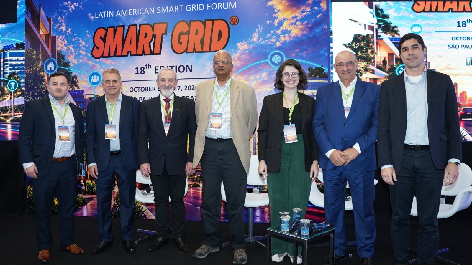 Participantes do Painel 7 do Smart Grid Fórum 2026, com Fernanda Granato, da Logoon, no Centro de Convenções Frei Caneca, em São Paulo