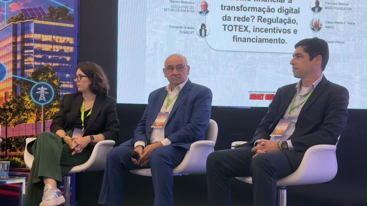 Fernanda Granato, da Logoon, e Marcos Madureira no Painel 7 do Smart Grid Fórum 2026, sobre financiamento da transformação digital da rede