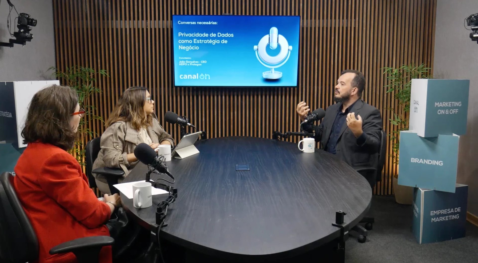 Paty Sardinha, Nanda Granato e João Gonçalves na gravação do Canal ON