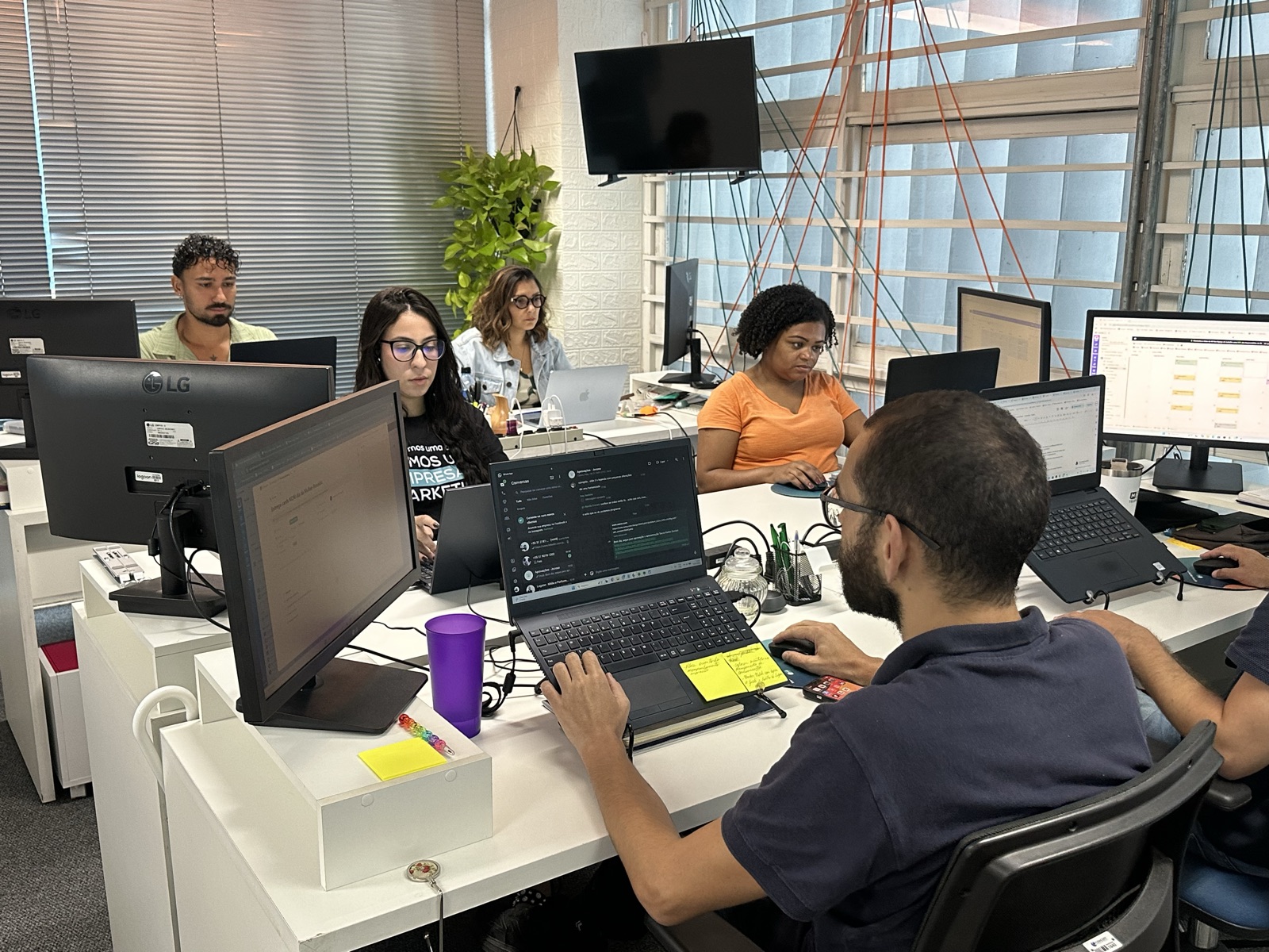 Time trabalhando no escritório da Logoon